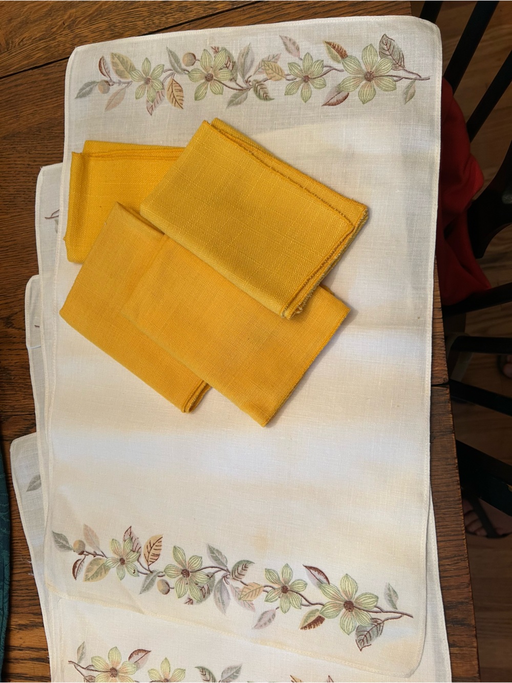 Vintage Linen. Yellow linen Napkin & placemat Set4 each.